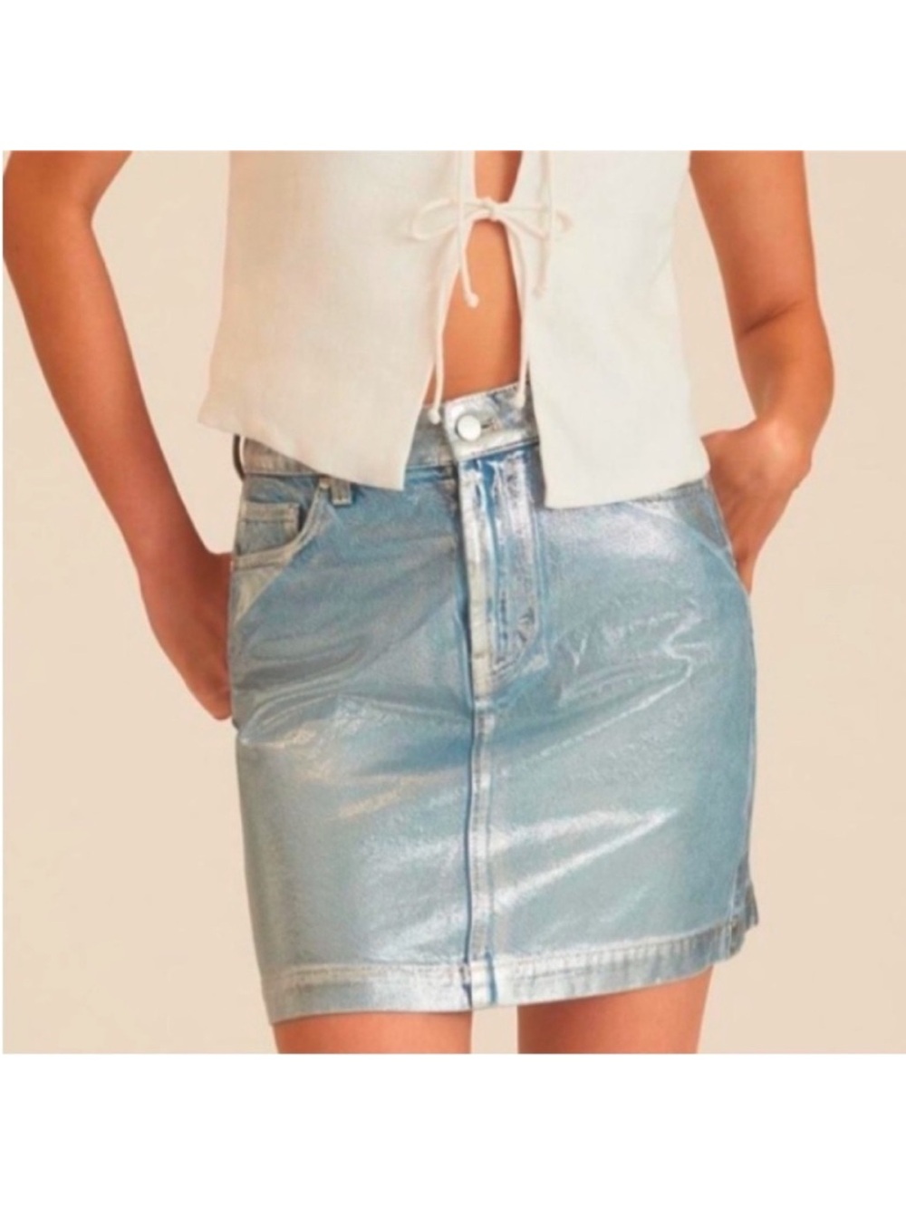 ANTHROPOLOGIE PILCRO
Coated Denim Mini Skirt
SIZE 8 Metallic Y2K Vibes 100Cotton